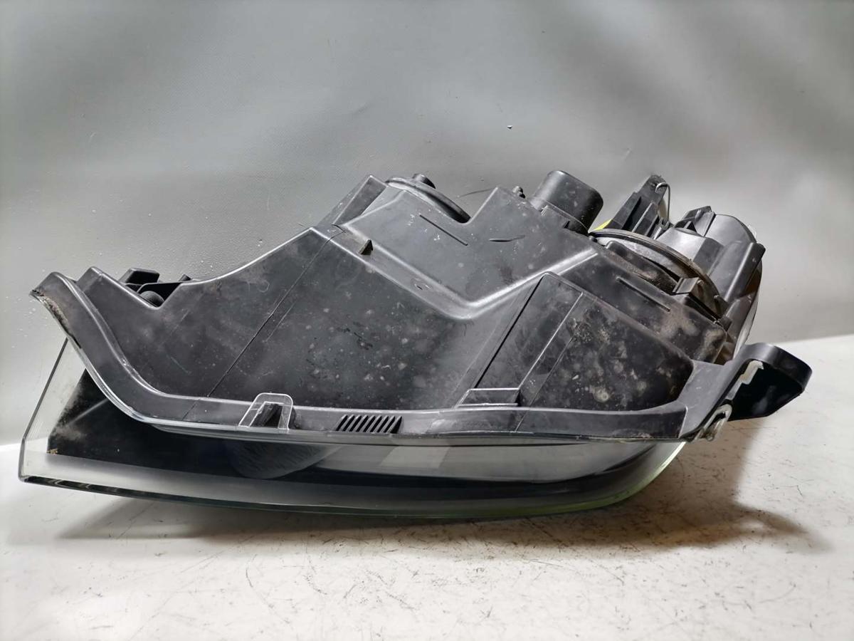 Opel Astra H Scheinwerfer vorn rechts Halogen schwarzer Hintergrund Zubeh&ouml;r Bj.2004